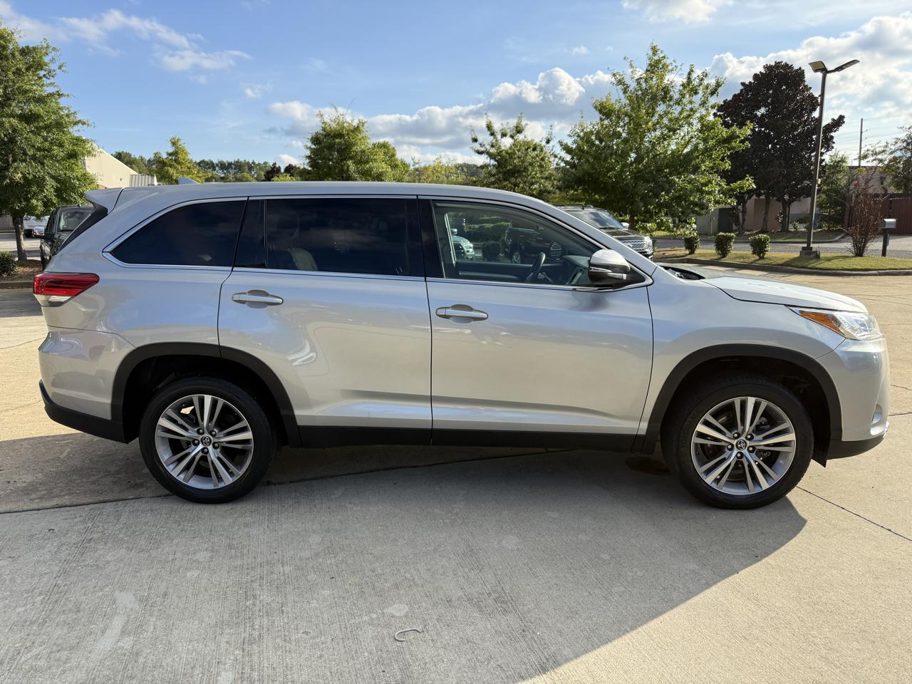 Toyota Highlander LE Plus FWD V6 2019