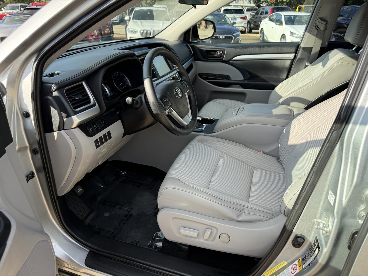 Toyota Highlander LE Plus FWD V6 2019