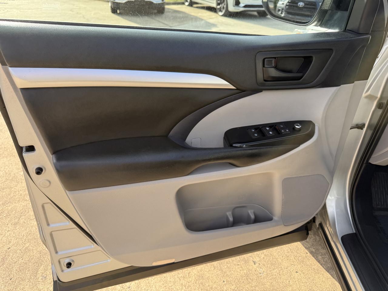 Toyota Highlander LE Plus FWD V6 2019