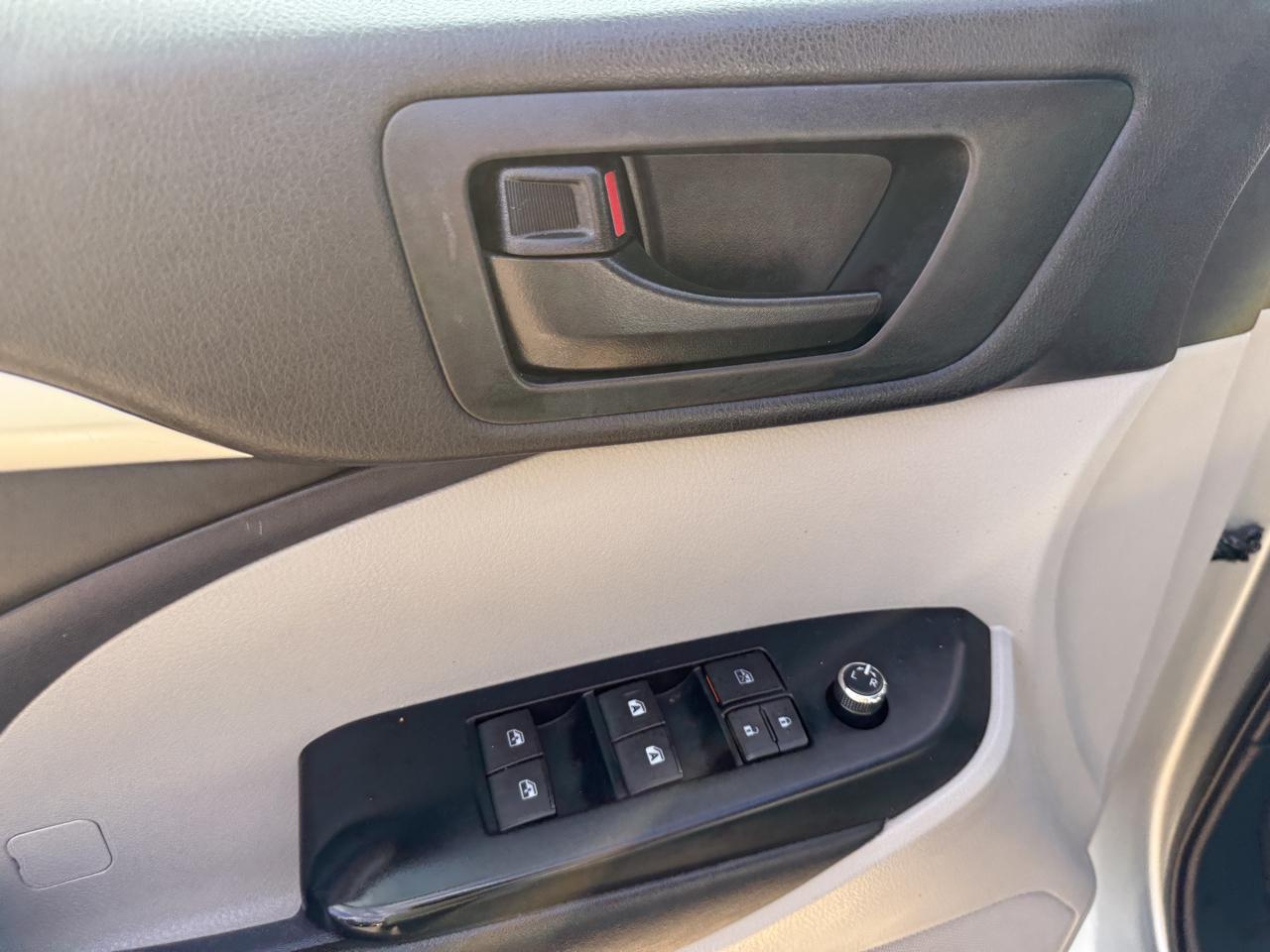 Toyota Highlander LE Plus FWD V6 2019
