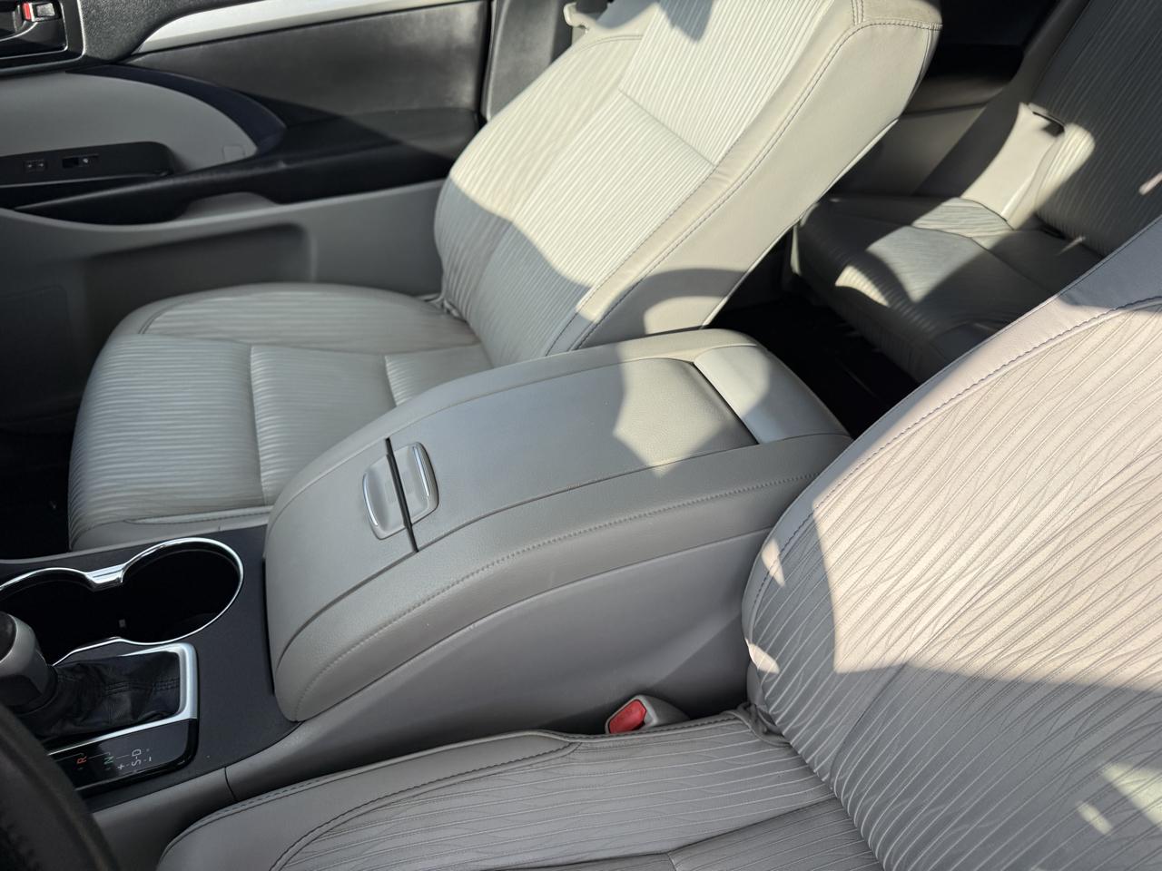 Toyota Highlander LE Plus FWD V6 2019