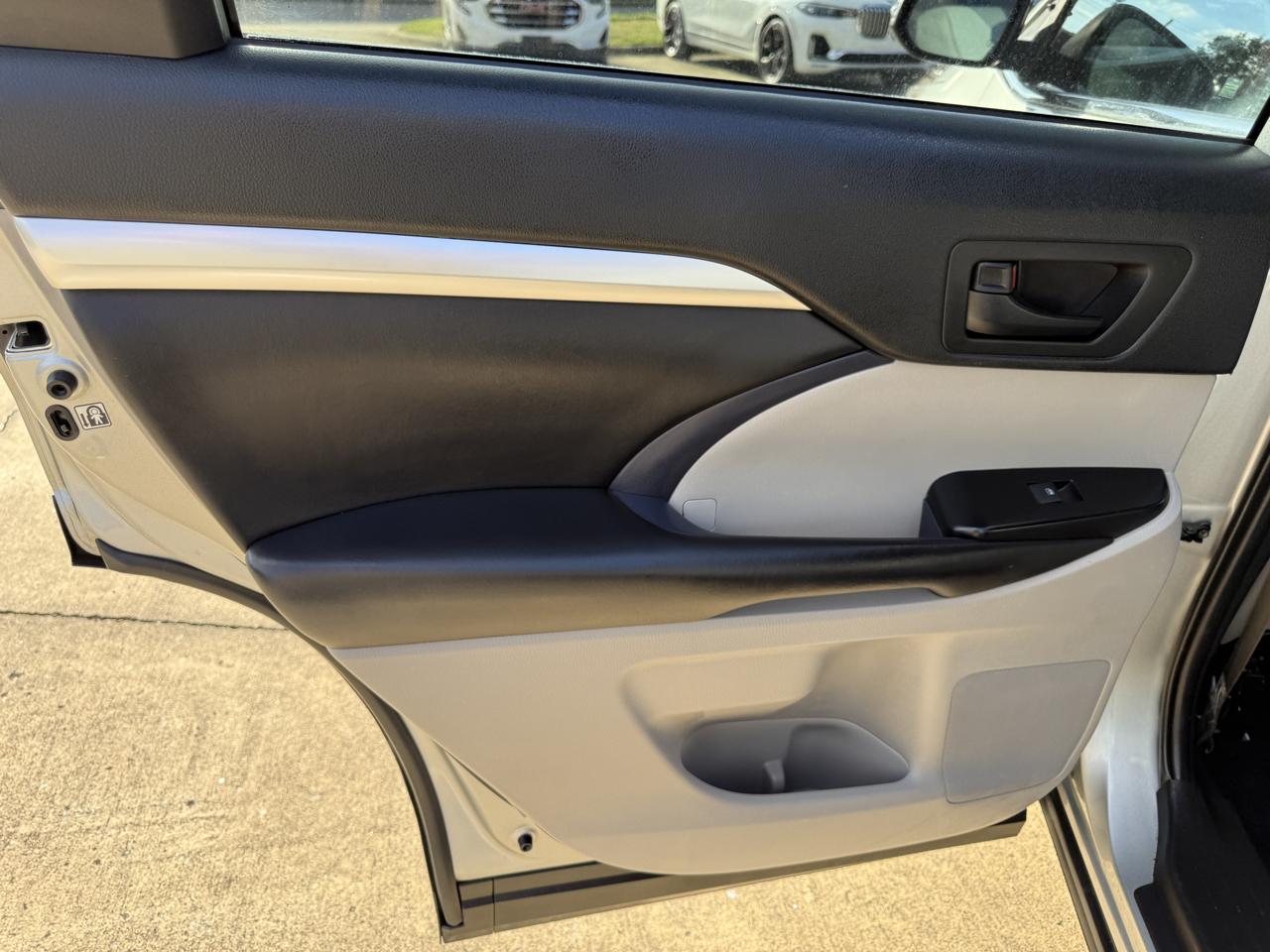 Toyota Highlander LE Plus FWD V6 2019