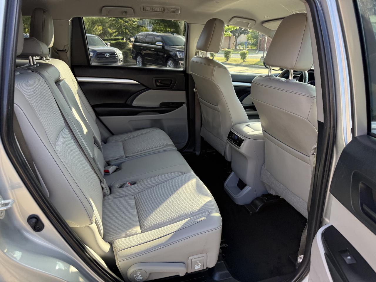 Toyota Highlander LE Plus FWD V6 2019