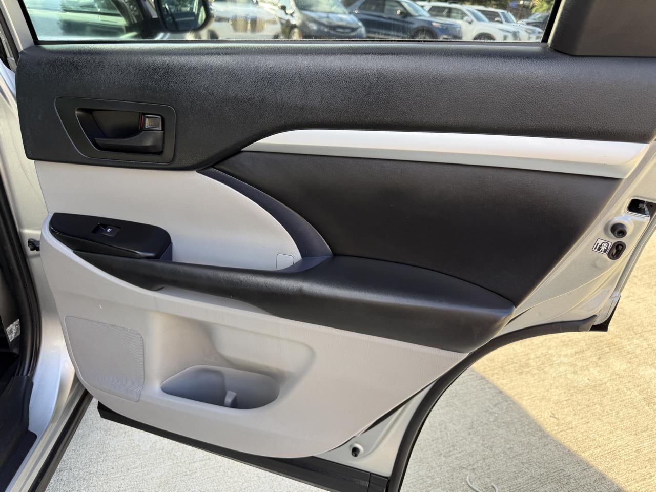Toyota Highlander LE Plus FWD V6 2019