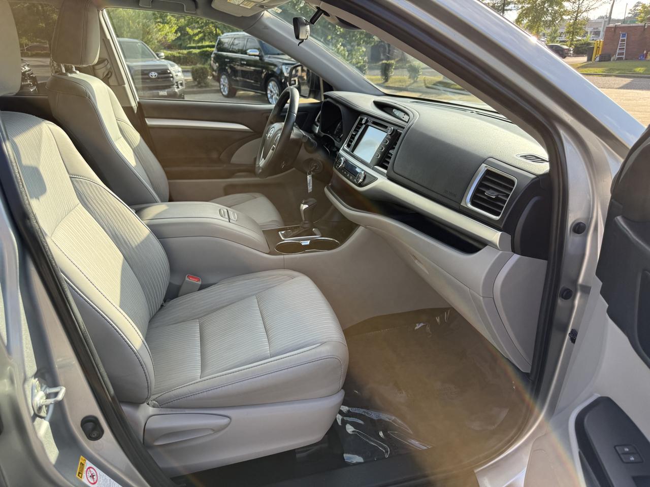 Toyota Highlander LE Plus FWD V6 2019