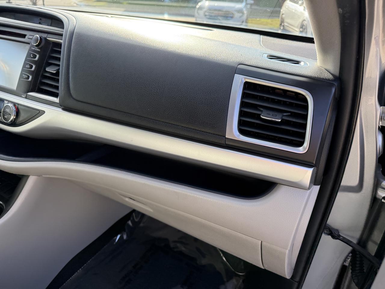 Toyota Highlander LE Plus FWD V6 2019
