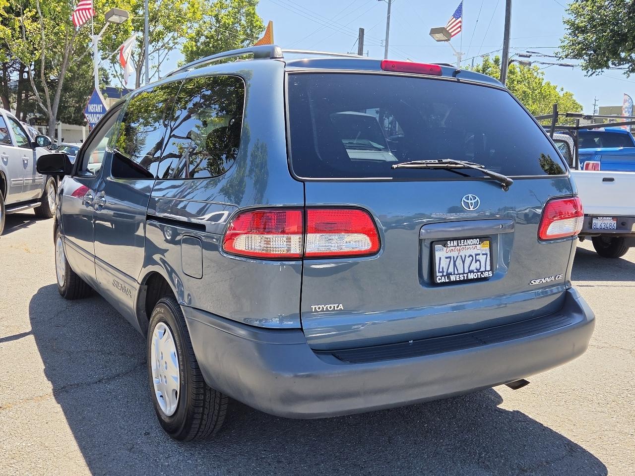 Toyota Sienna  2003