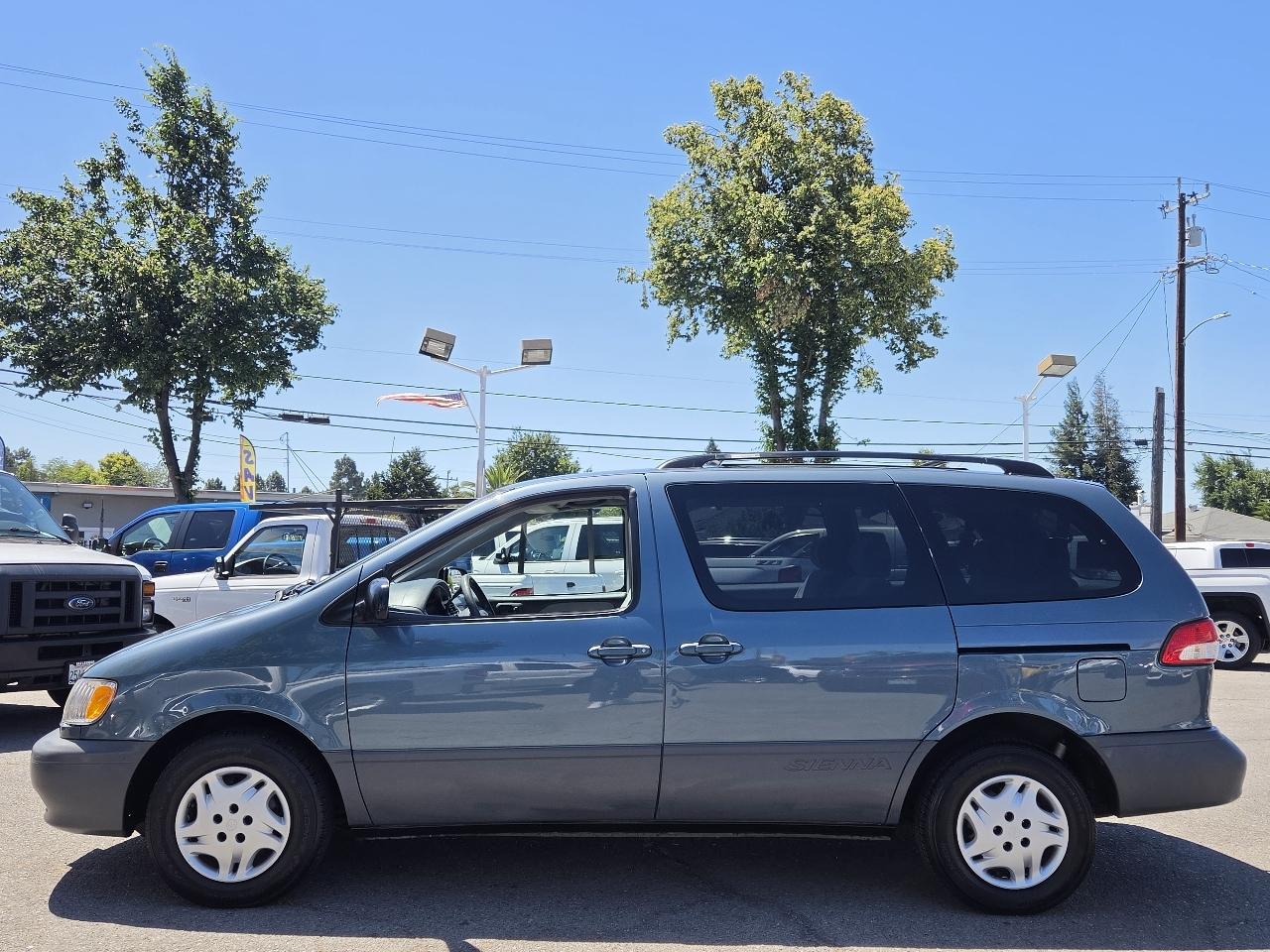 Toyota Sienna  2003