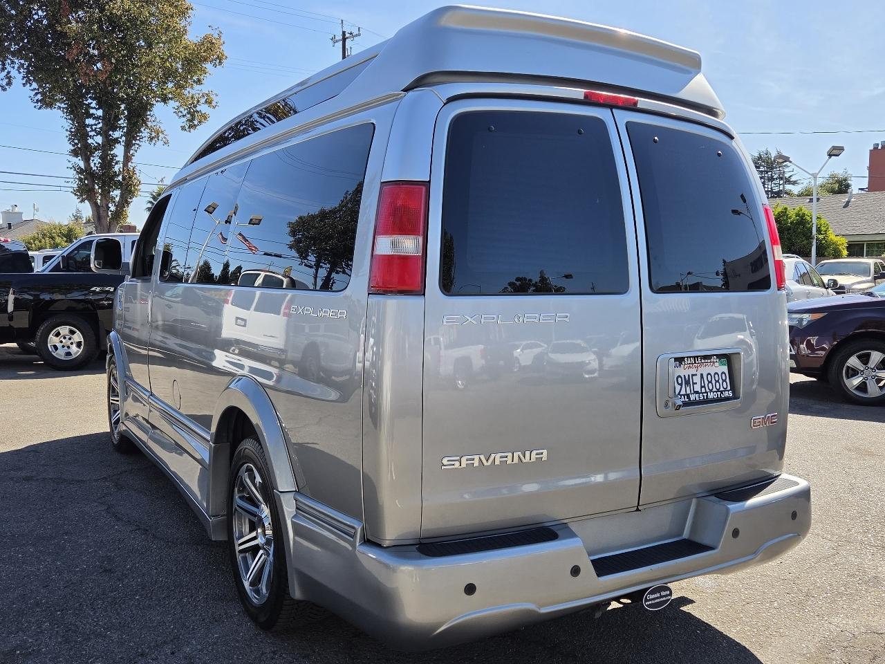 GMC Savana photo 2