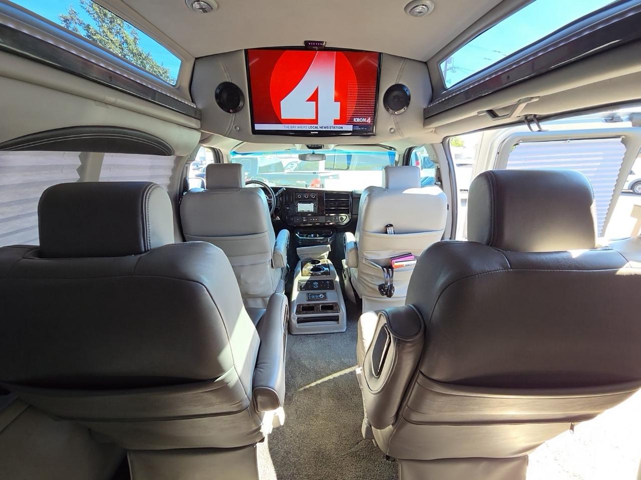 GMC Savana photo 12