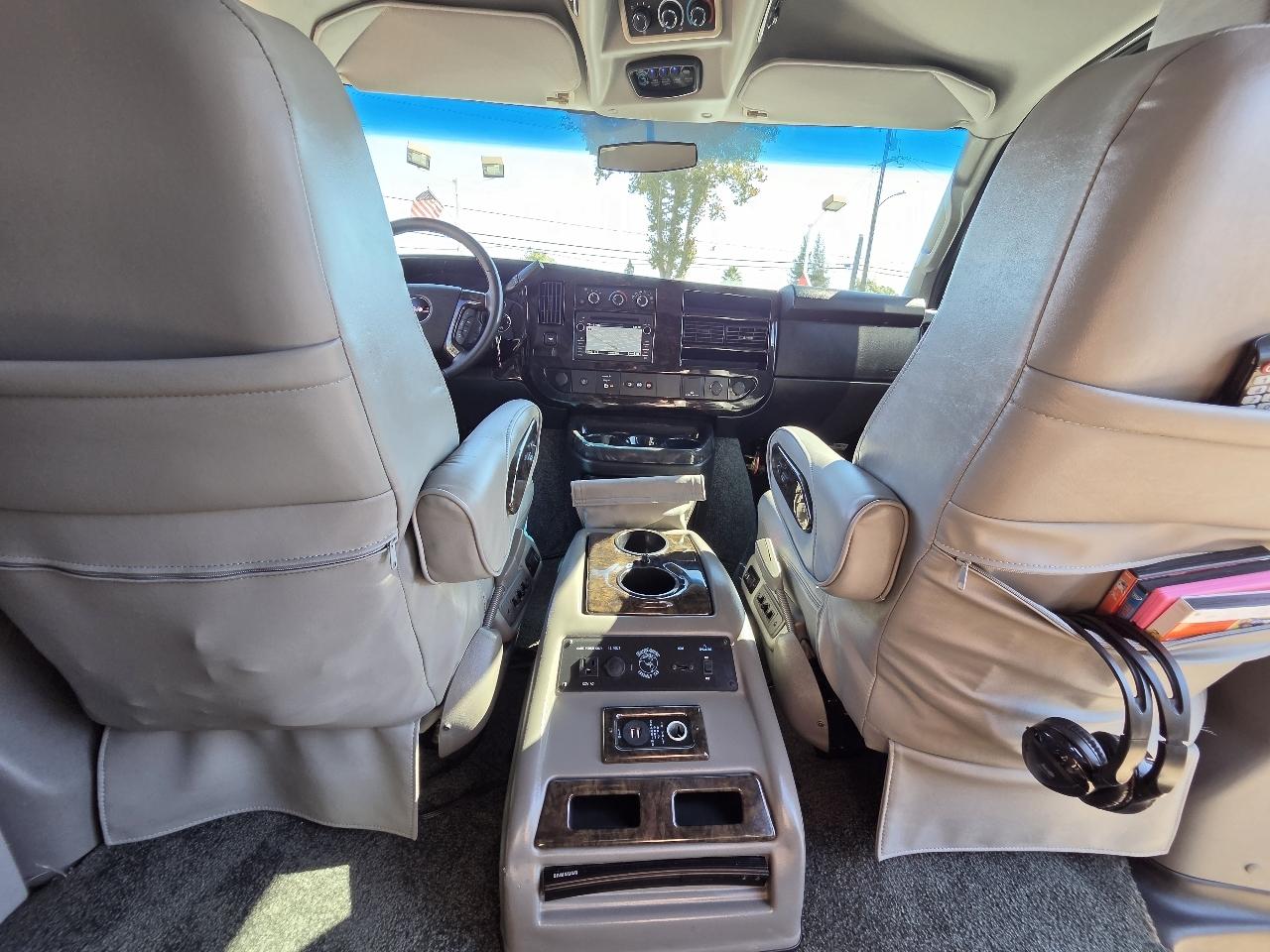 GMC Savana photo 14