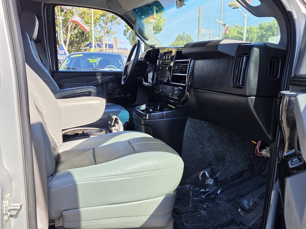 GMC Savana photo 15