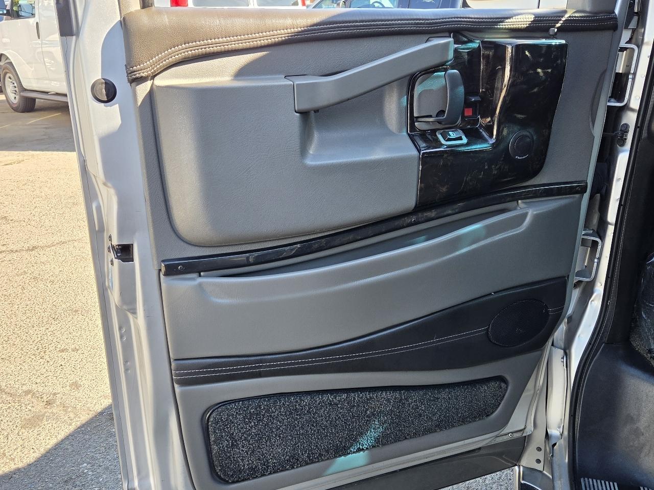GMC Savana photo 38