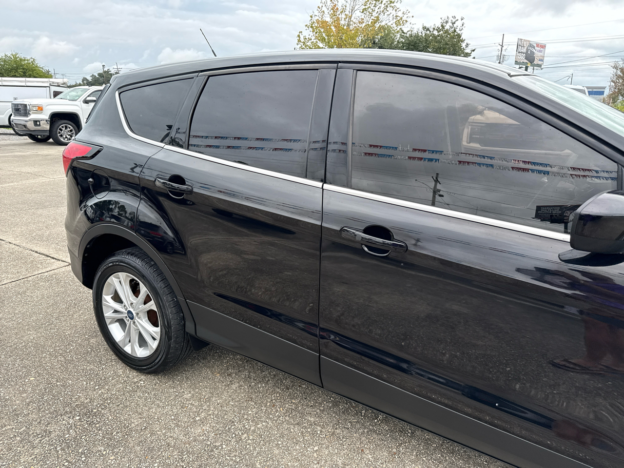 2019 Ford Escape SE photo 2