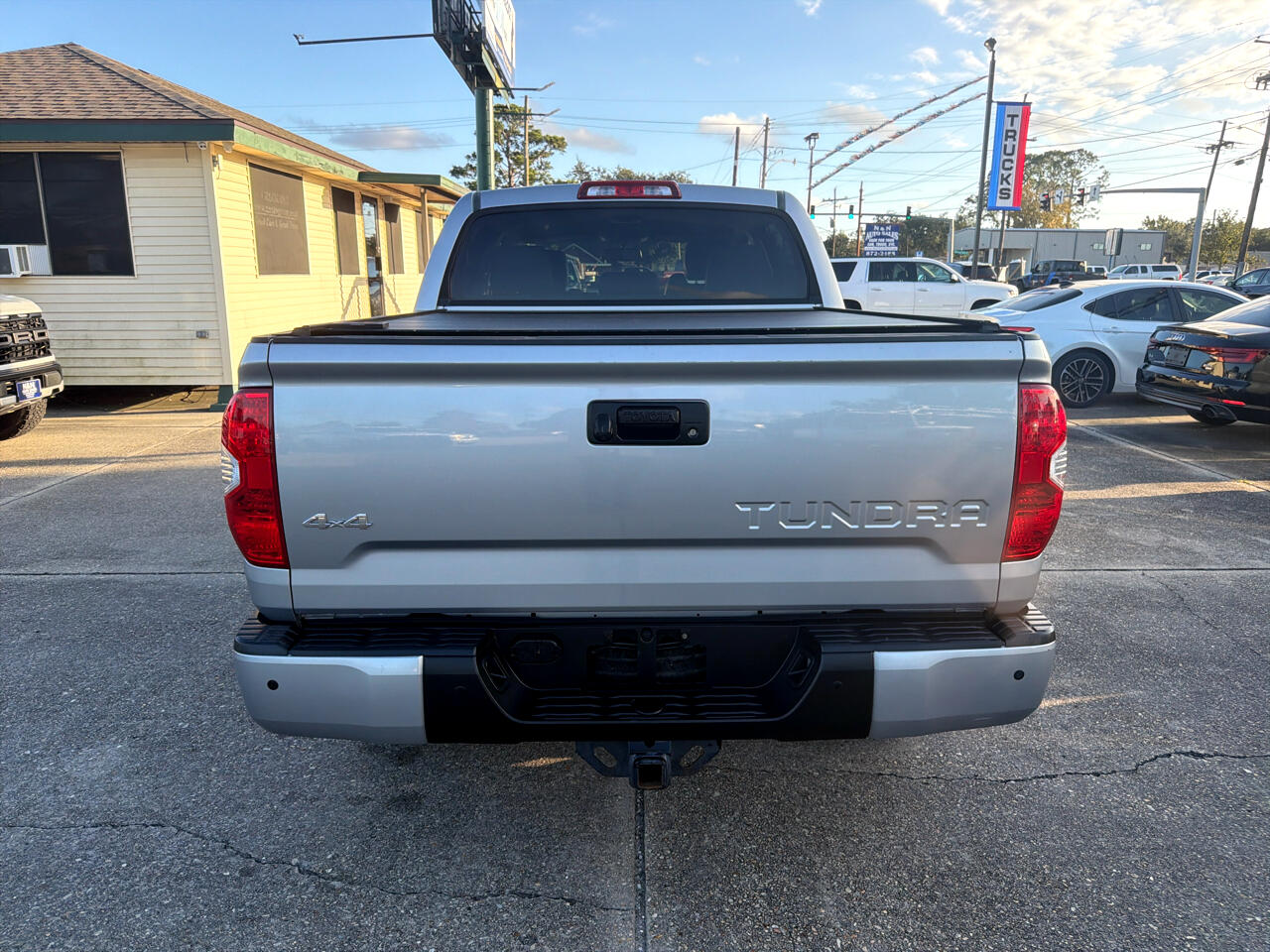 Toyota Tundra Limited 5.7L FFV CrewMax 4WD 2017