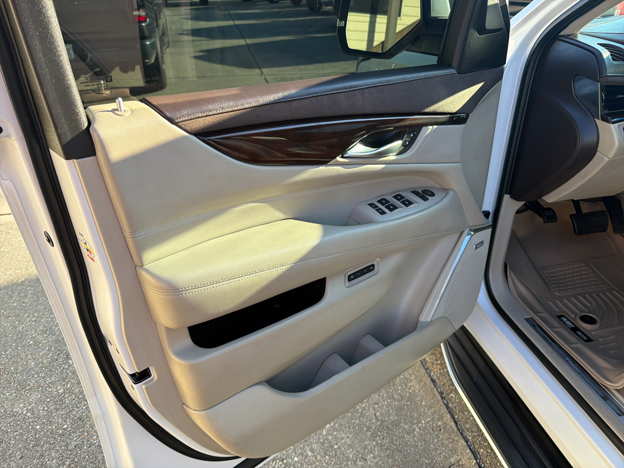Cadillac Escalade Luxury 2WD 2016