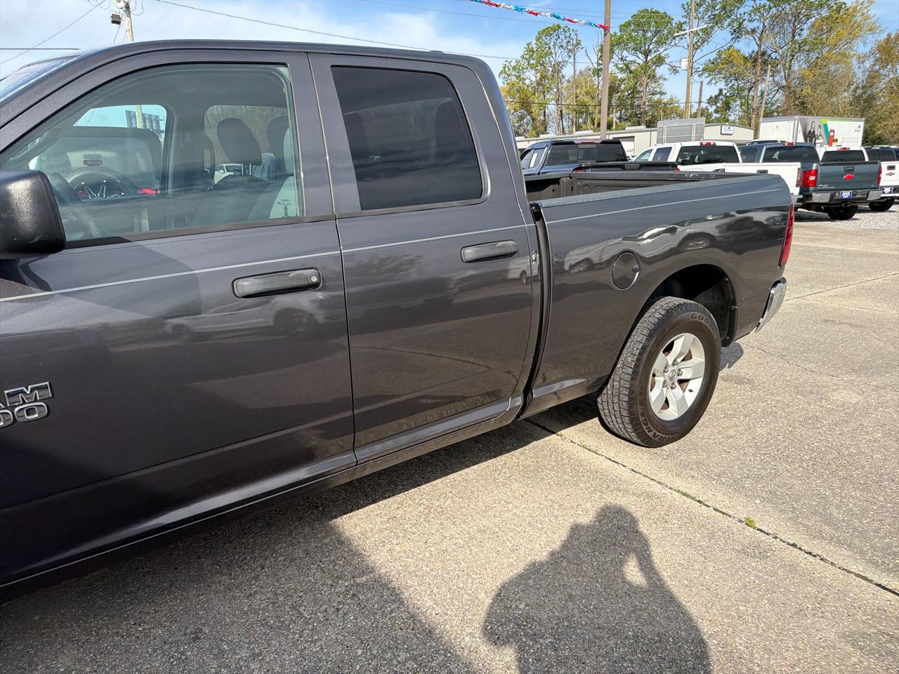 RAM 1500 Tradesman 4x2 Quad Cab 6'4" Box 2017