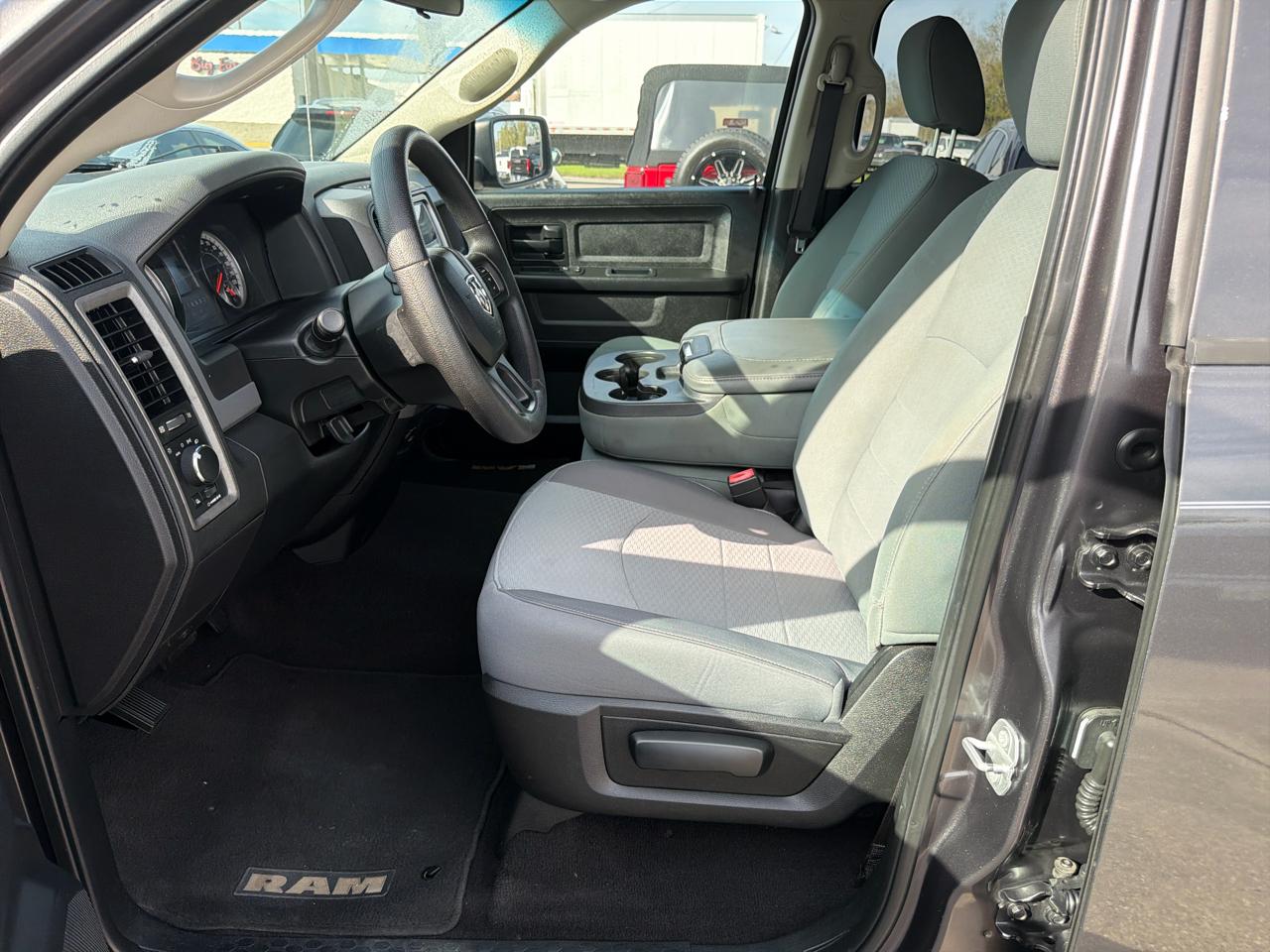 RAM 1500 Tradesman 4x2 Quad Cab 6'4" Box 2017