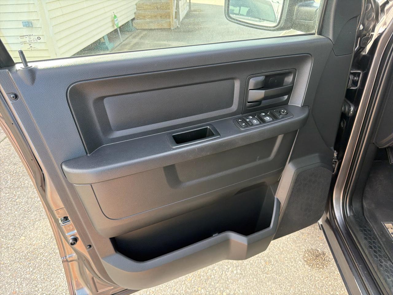 RAM 1500 Tradesman 4x2 Quad Cab 6'4" Box 2017