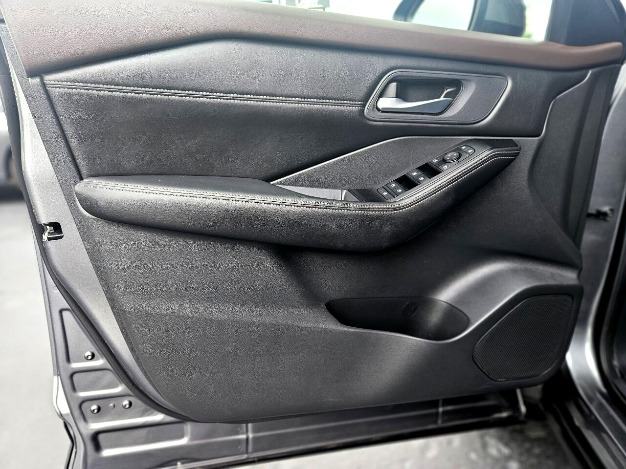 2022 Nissan Rogue SV photo 8
