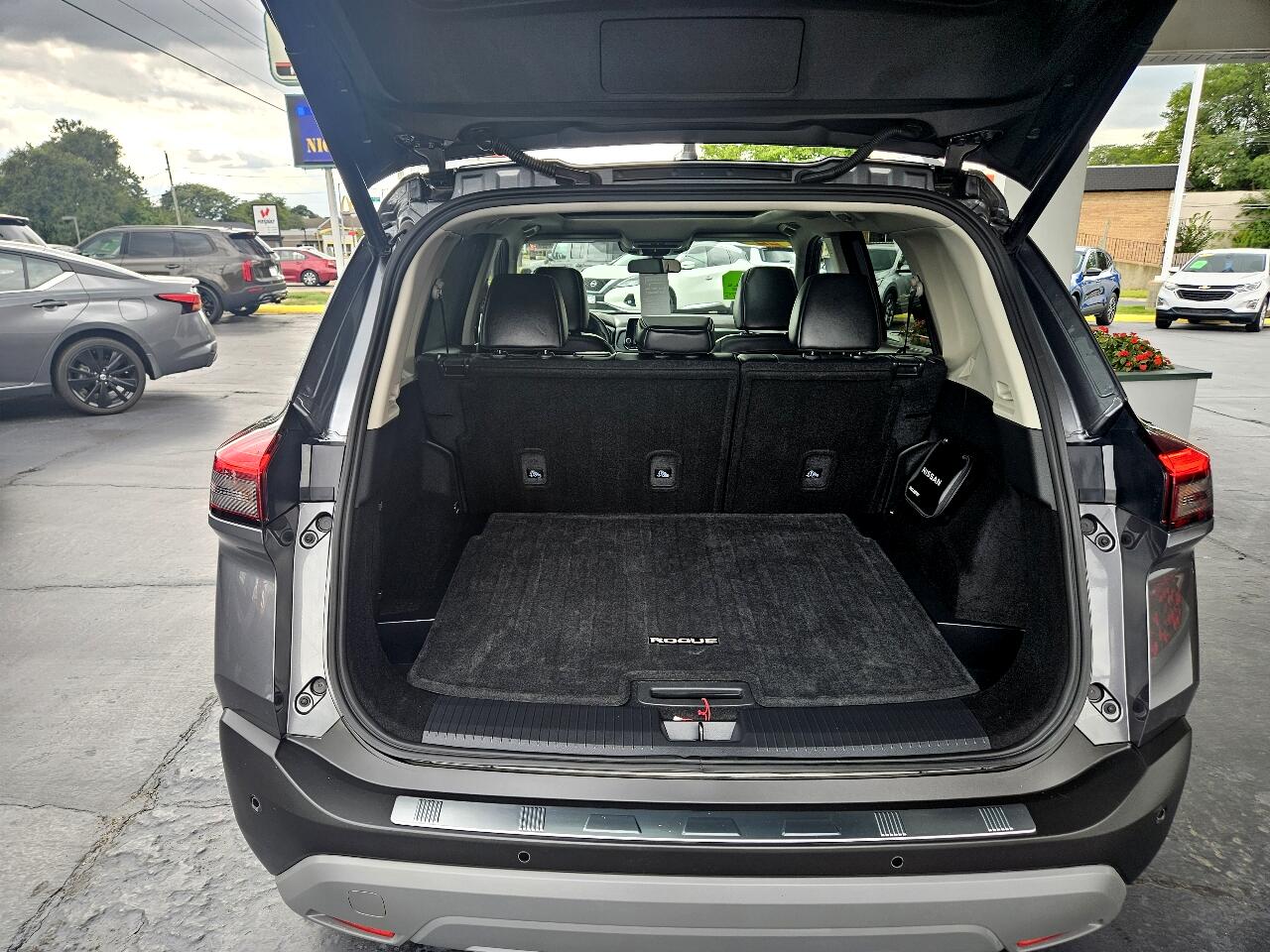 2022 Nissan Rogue SV photo 23