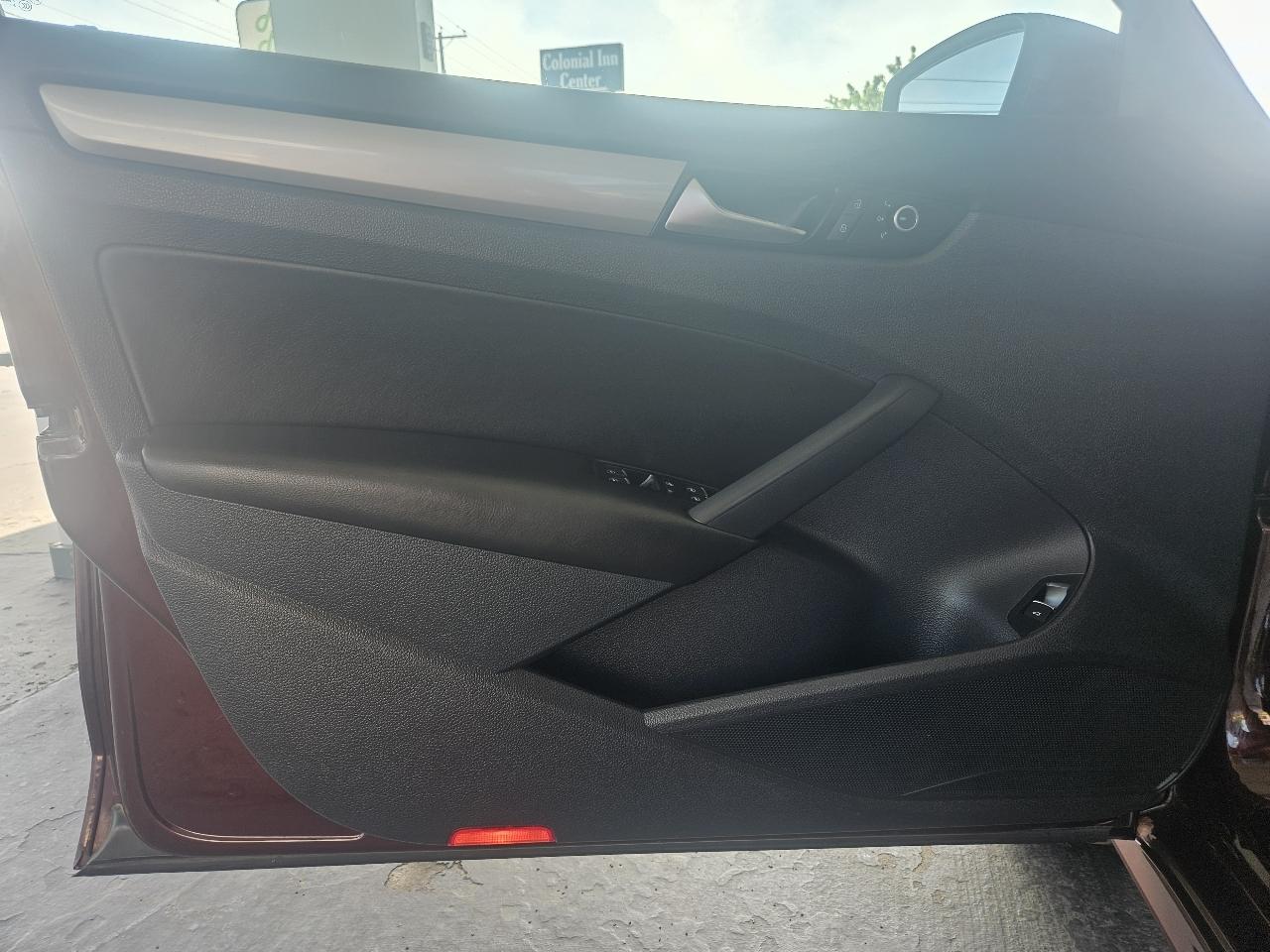 Volkswagen Passat 4dr Sdn 1.8T Auto Wolfsburg Ed PZEV 2014
