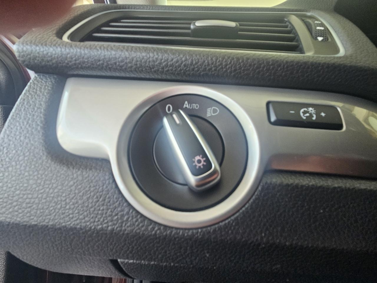 Volkswagen Passat 4dr Sdn 1.8T Auto Wolfsburg Ed PZEV 2014