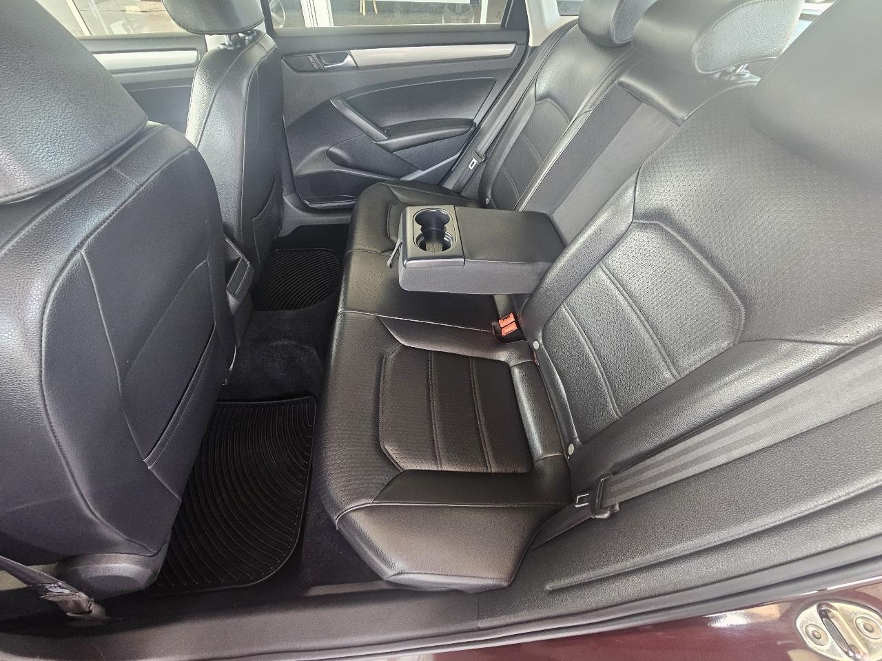 Volkswagen Passat 4dr Sdn 1.8T Auto Wolfsburg Ed PZEV 2014