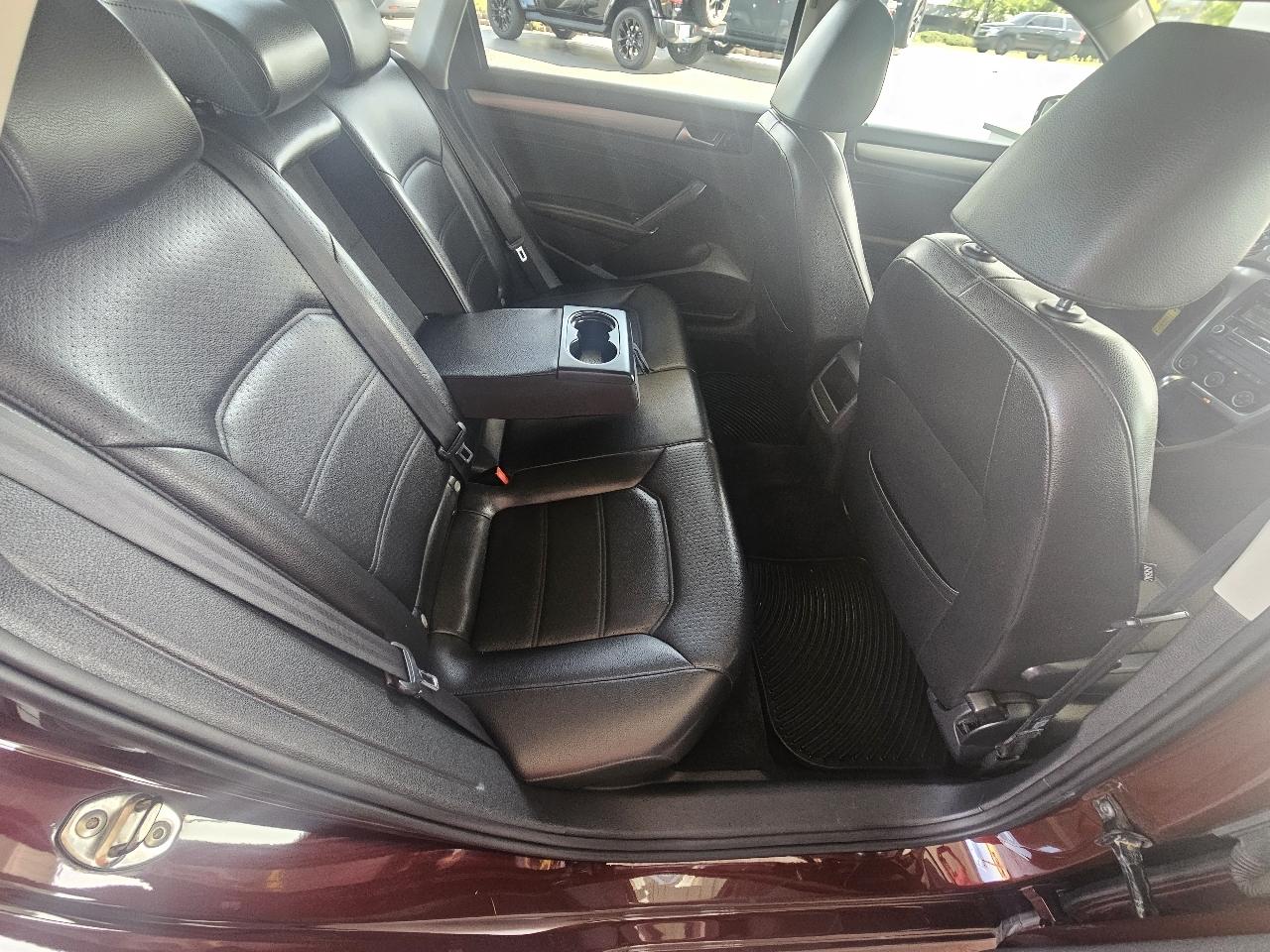Volkswagen Passat 4dr Sdn 1.8T Auto Wolfsburg Ed PZEV 2014