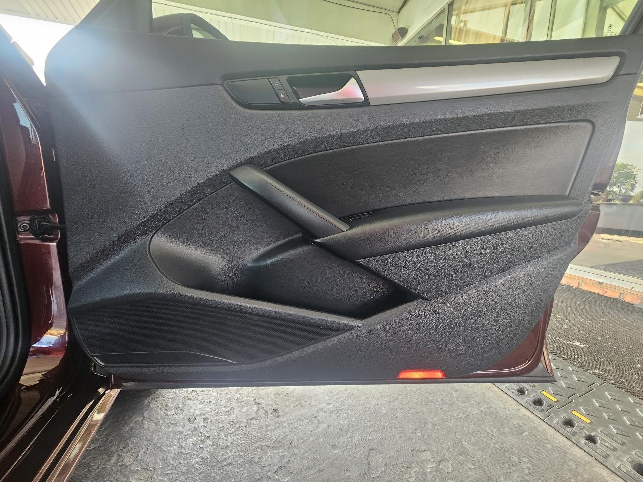 Volkswagen Passat 4dr Sdn 1.8T Auto Wolfsburg Ed PZEV 2014