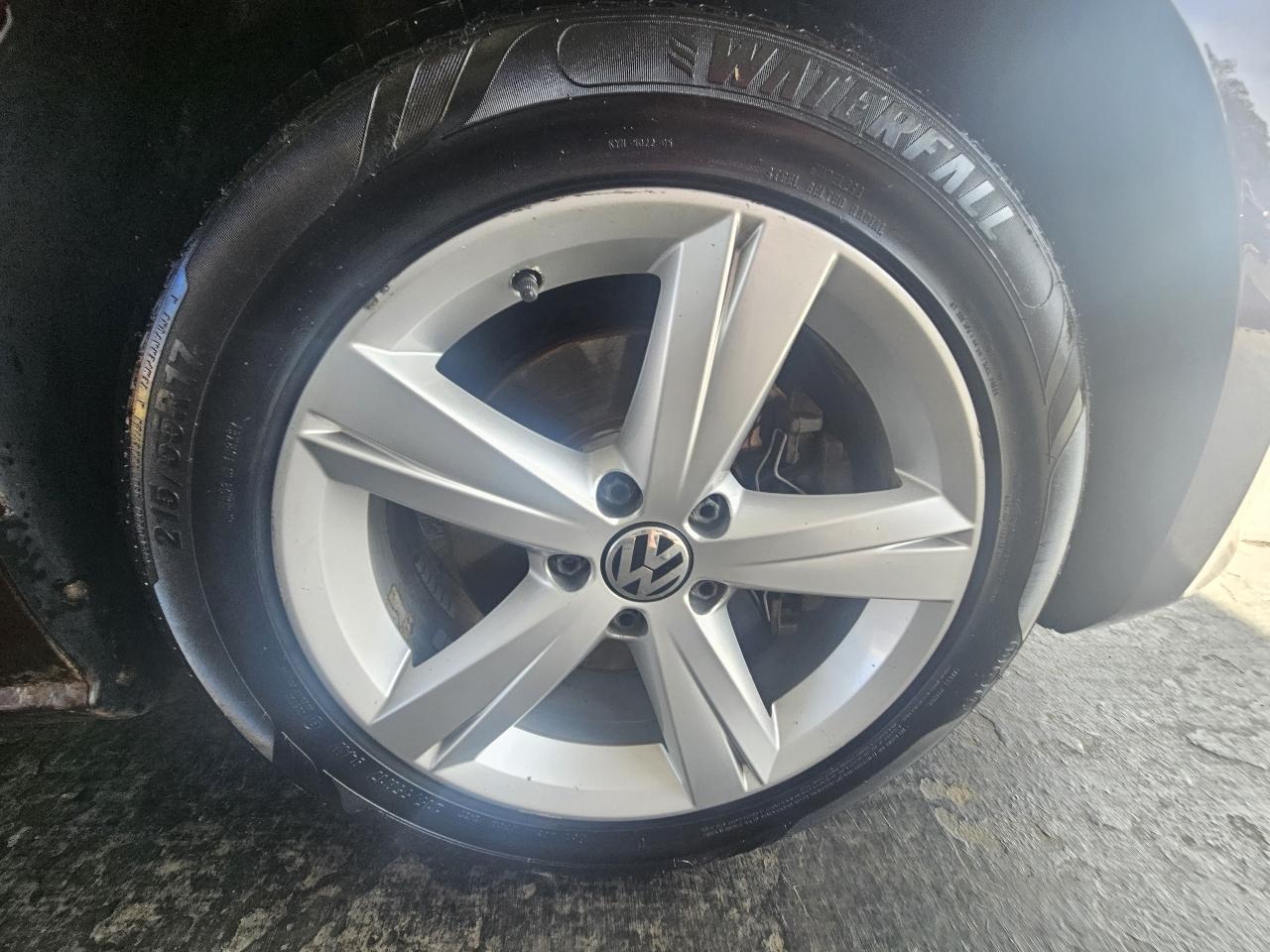 Volkswagen Passat 4dr Sdn 1.8T Auto Wolfsburg Ed PZEV 2014