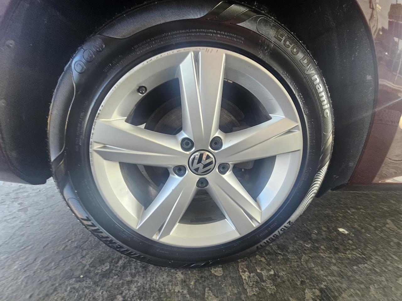 Volkswagen Passat 4dr Sdn 1.8T Auto Wolfsburg Ed PZEV 2014