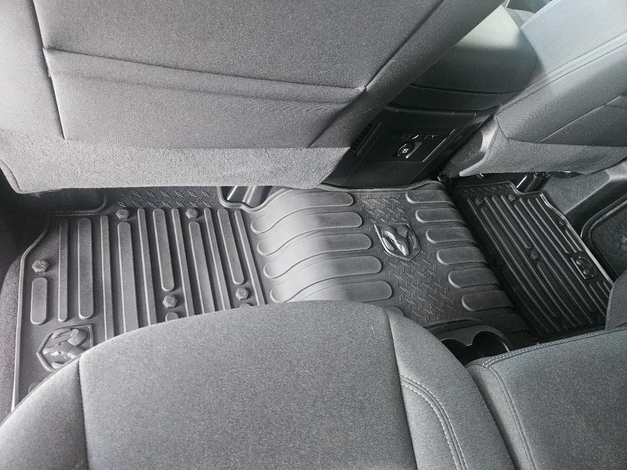 RAM 1500 Classic Warlock 4x4 Crew Cab 5'7" Box 2022