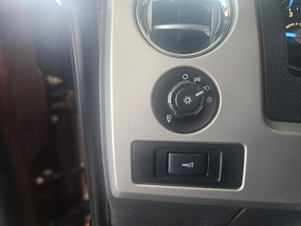 Ford F-150 4WD SuperCrew 145" Lariat 2011