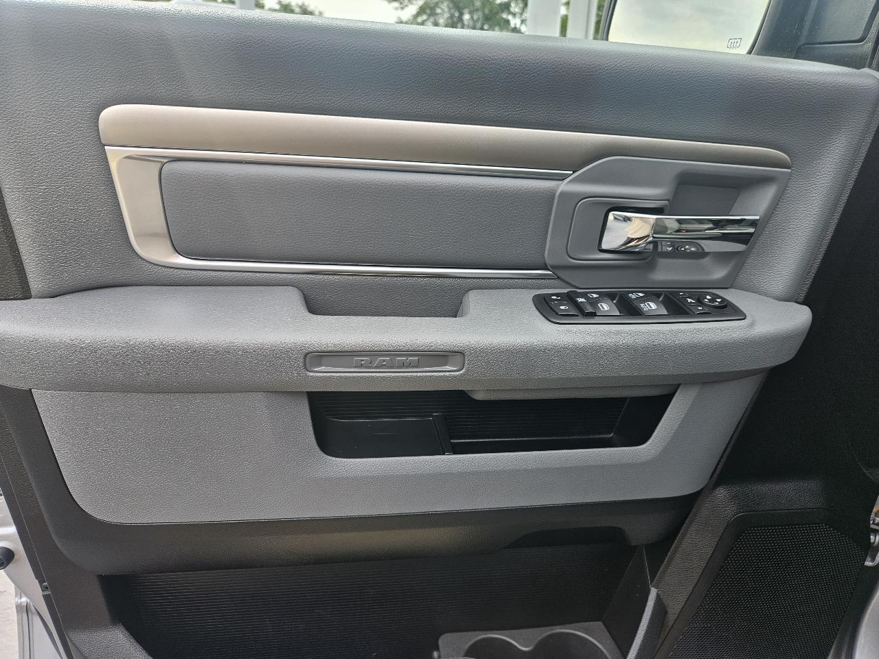 RAM 1500 Classic Warlock 4x4 Crew Cab 5'7" Box 2020