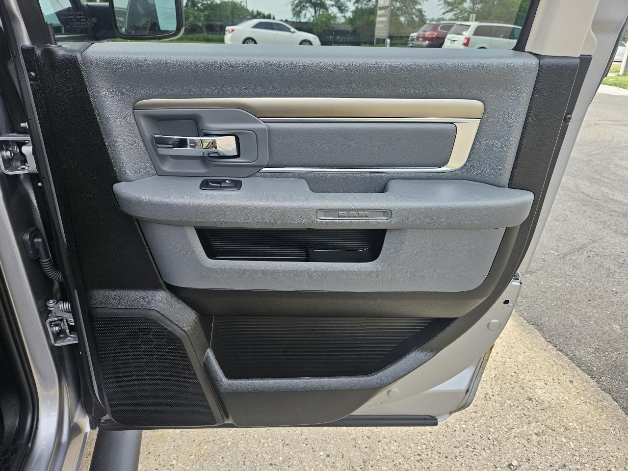 RAM 1500 Classic Warlock 4x4 Crew Cab 5'7" Box 2020