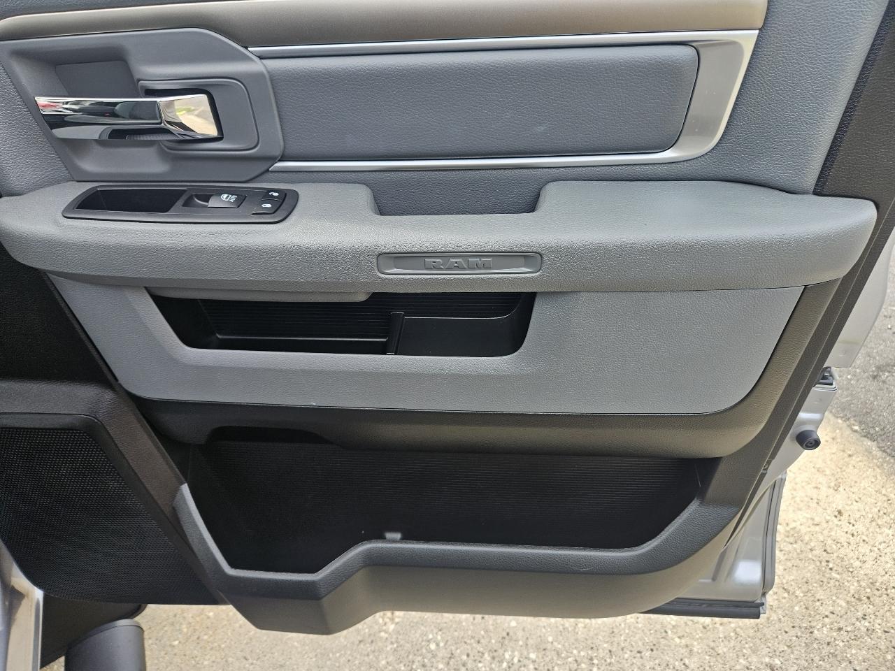 RAM 1500 Classic Warlock 4x4 Crew Cab 5'7" Box 2020