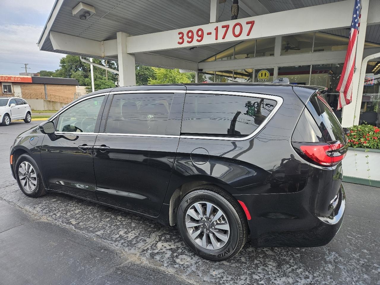 Chrysler Pacifica Hybrid Touring L FWD 2023
