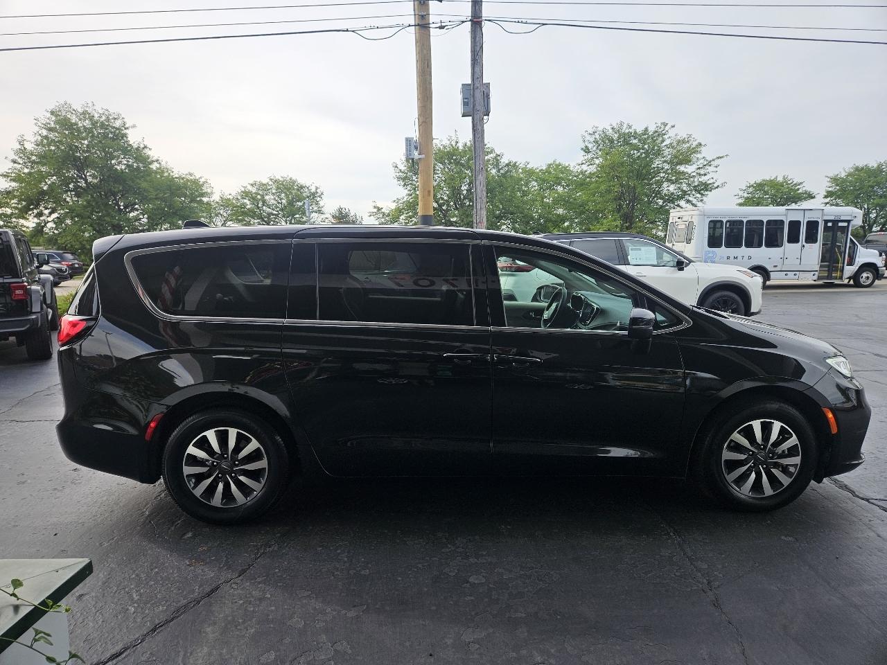Chrysler Pacifica Hybrid Touring L FWD 2023