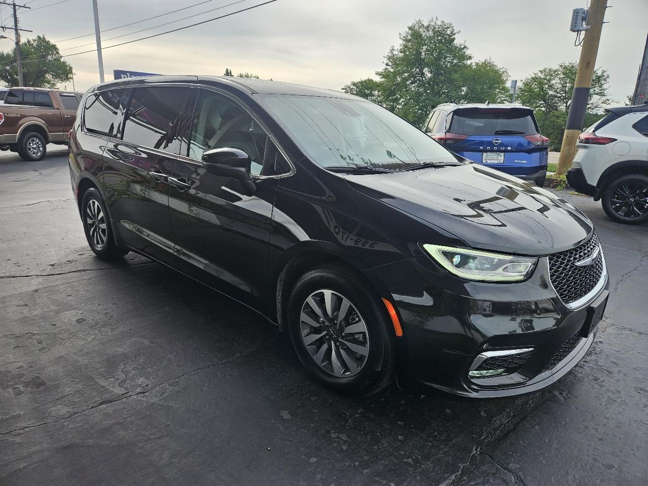 Chrysler Pacifica Hybrid Touring L FWD 2023
