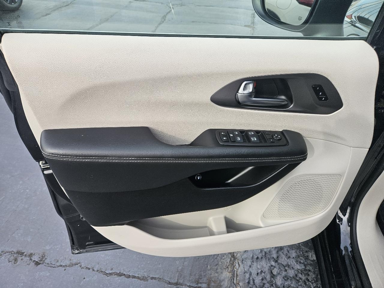 Chrysler Pacifica Hybrid Touring L FWD 2023