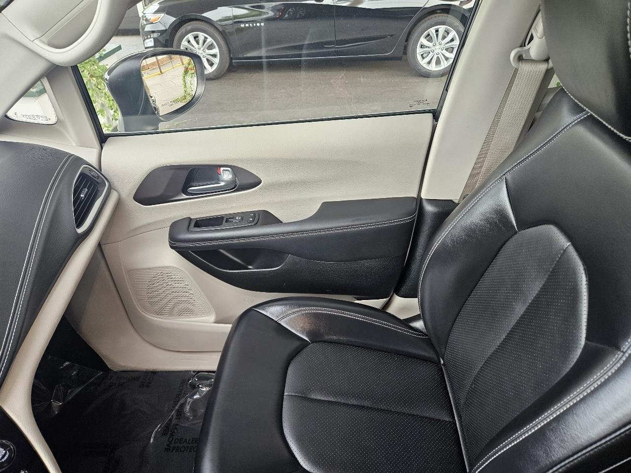 Chrysler Pacifica Hybrid Touring L FWD 2023