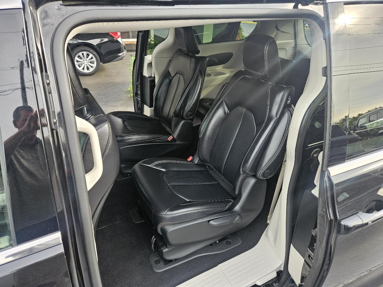 Chrysler Pacifica Hybrid Touring L FWD 2023