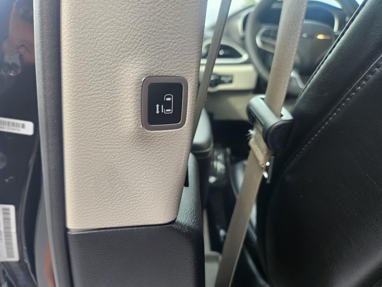 Chrysler Pacifica Hybrid Touring L FWD 2023