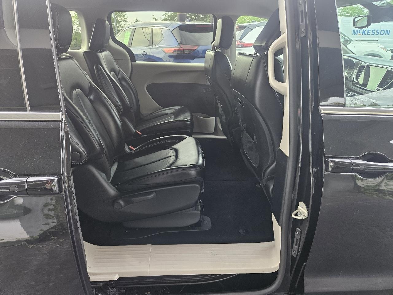 Chrysler Pacifica Hybrid Touring L FWD 2023
