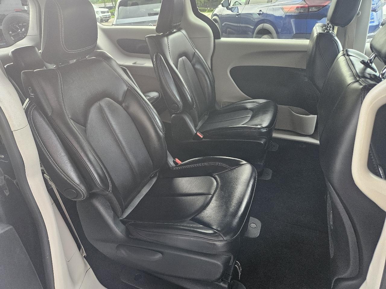 Chrysler Pacifica Hybrid Touring L FWD 2023