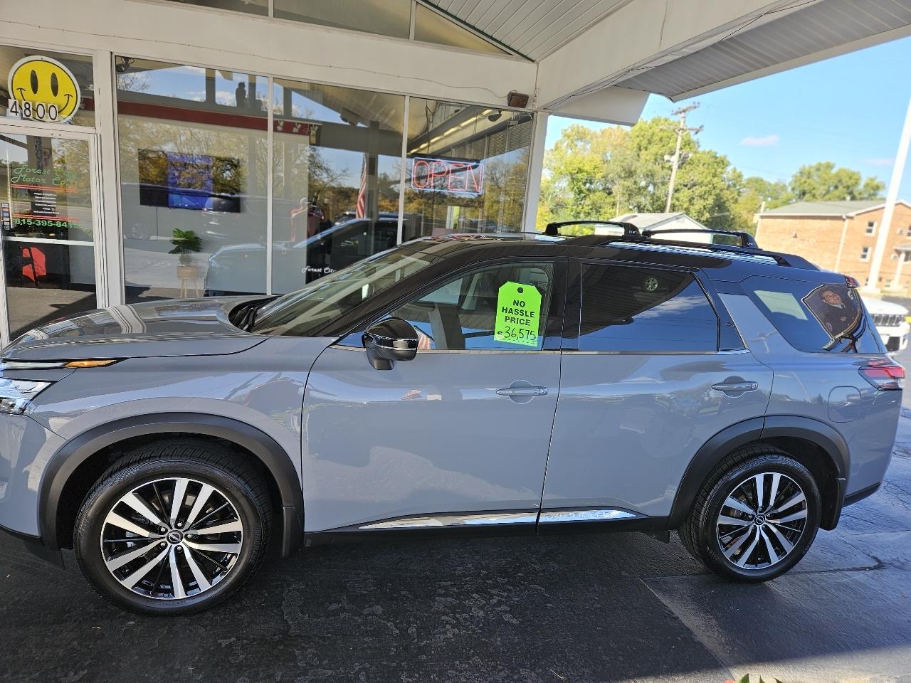 Nissan Pathfinder photo 2