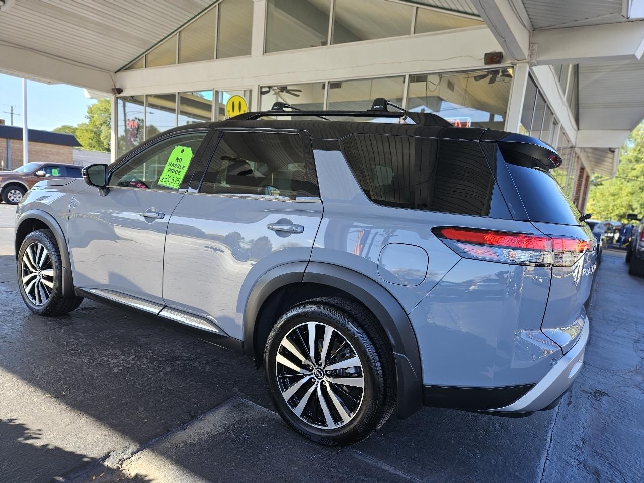 Nissan Pathfinder photo 3
