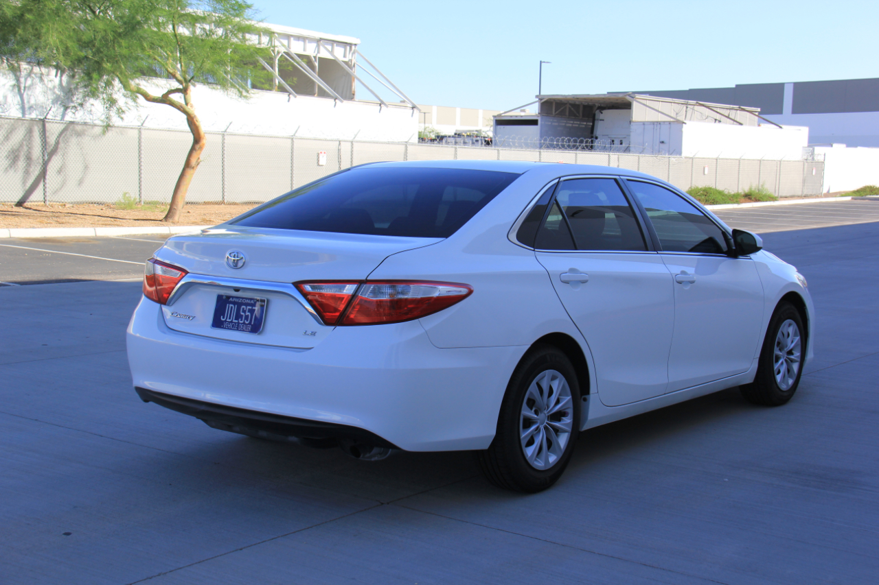 2015 Toyota Camry LE photo 2