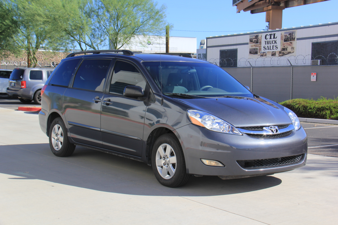 2007 Toyota Sienna LE photo 2